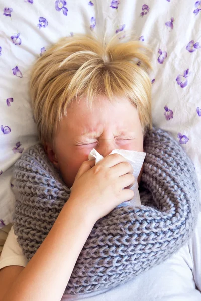 Niño enfermo que sopla la nariz — Foto de Stock