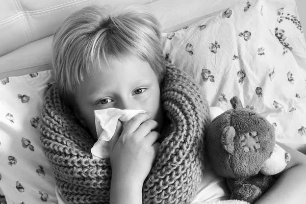 Niño enfermo acostado en la cama — Foto de Stock