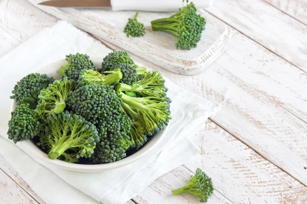 Broccoli verde crud — Fotografie, imagine de stoc