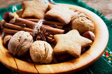 Noel kurabiyeleri ve fındık