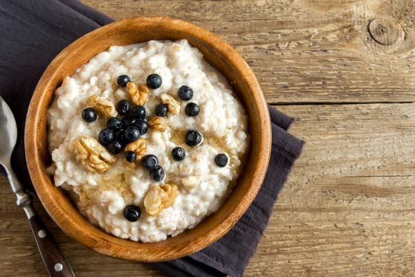 Oatmeal porridge with blueberry and nuts — Stock Photo, Image