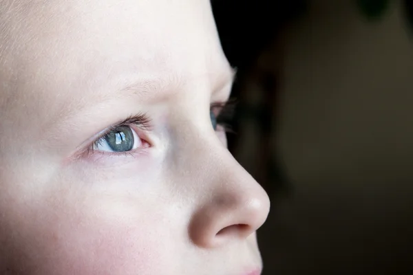 Грустные глаза детей — стоковое фото