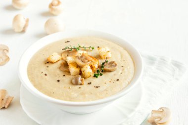 croutons mantar çorbası