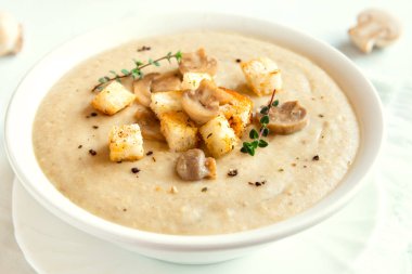 croutons mantar çorbası