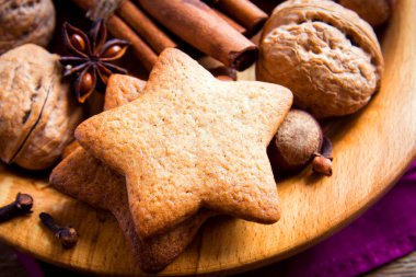 Noel kurabiyeleri ve fındık