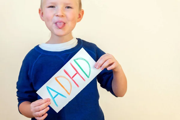 Jovem menino segurar ADHD texto — Fotografia de Stock