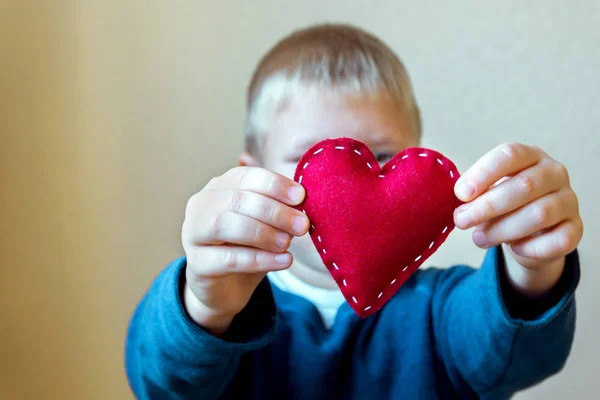 Rood hart in handen van het kind — Stockfoto