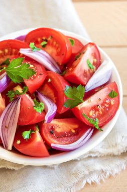 Soğanlı domates salatası.