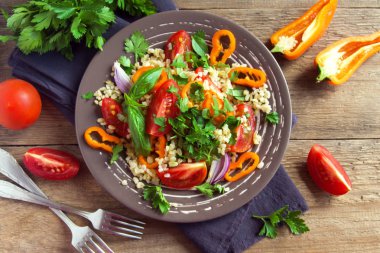 domates ve kuskus salatası 