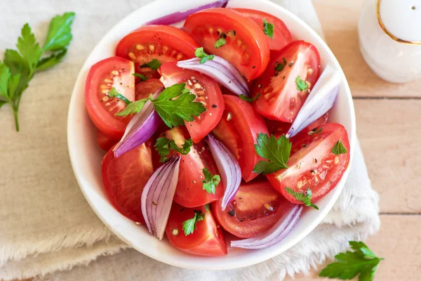 Sałatka pomidorowa z cebulą — Zdjęcie stockowe