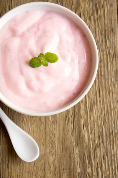 Roze aardbei yoghurt — Stockfoto