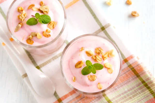 Strawberry yogurt dengan granola — Stok Foto