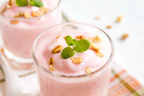 Truskawkowy jogurt z musli — Zdjęcie stockowe