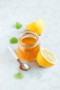 Limon ve bal ile kopya alanı - beyaz taş zemin üzerine alternatif tıp ve sağlıklı yaşam için sağlıklı organik ürünler