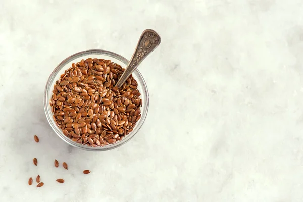 コピー スペース 健康的なベジタリアン ビーガンの栄養物のための有機成分と石の背景にボウルに亜麻の種子 — ストック写真