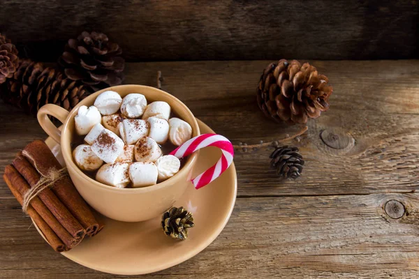 Heiße Schokolade Mit Marshmallows Zimt Und Pfefferminzbonbons Über Rustikalem Tisch — Stockfoto