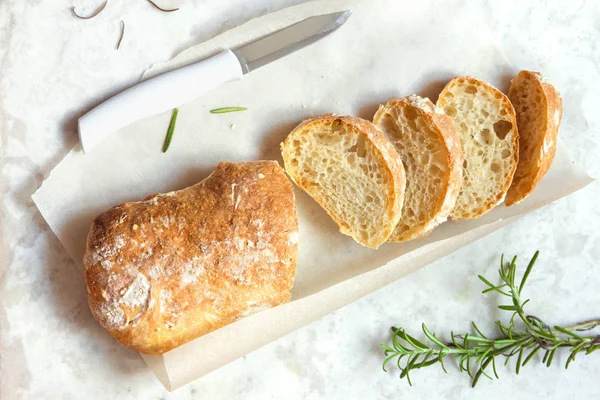 Pane Italiano Ciabatta Rosmarino Fondo Marmo Bianco Panetteria Fresca Fatta — Foto Stock