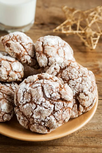 Biscuiți Crinkle Ciocolată Pentru Crăciun Ormamente Aur Brutărie Festivă Crăciun — Fotografie, imagine de stoc