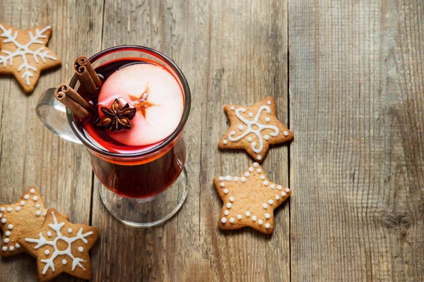 Heißgetränk Weihnachten Glühwein Mit Früchten Zimtstange Sternanis Und Festlichen Lebkuchen — Stockfoto