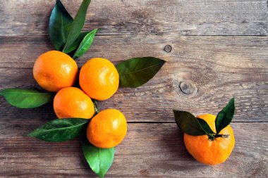 Mandalina (portakal, mandalina, clementines, narenciye) üzerinde rustik ahşap arka plan kopya alanı ile yaprakları ile