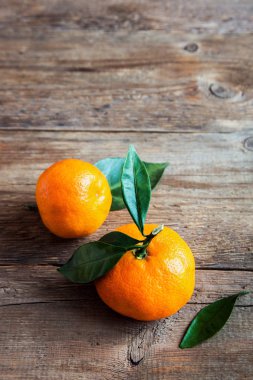 Mandalina (portakal, mandalina, clementines, narenciye) üzerinde rustik ahşap arka plan kopya alanı ile yaprakları ile