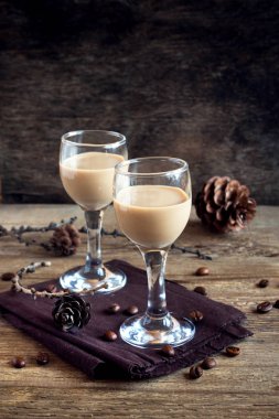 İrlandalı krem kahve likörü kahve çekirdekleri, Noel dekorasyonu ve koniler rustik ahşap arka plan - ev yapımı şenlikli Noel alkollü içki üzerinden