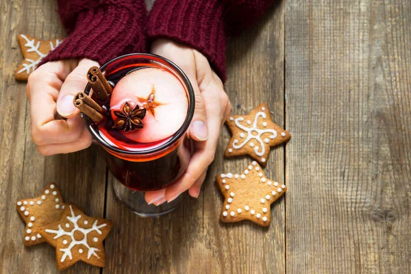 Weihnachtliches Heißgetränk Glühwein Frauenhand Mit Zimtstange Sternanis Und Festlichen Lebkuchen — Stockfoto