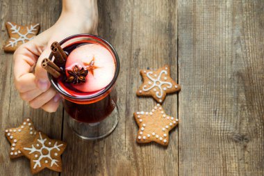 Noel sıcak içecek - erkek mulled şarap teslim tarçın çubuğu, Yıldız anason ve neşeli Noel gingerbread çerezleri rustik ahşap arka plan, üstten görünüm
