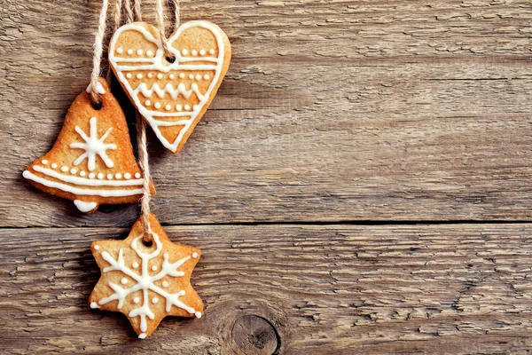 Neşeli Noel pasta ve dekor, tebrik kartı üzerinde kopya alanı ile-ahşap arka plan asılı gingerbread Noel kurabiyeleri