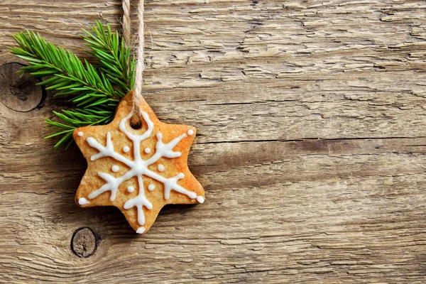 Biscoitos Natal Gengibre Pendurados Sobre Fundo Madeira Com Espaço Cópia — Fotografia de Stock