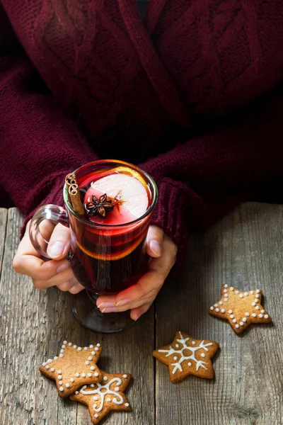 Weihnachtliches Heißgetränk Glühwein Frauenhand Mit Zimtstange Sternanis Und Festlichen Lebkuchen — Stockfoto