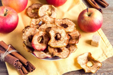 Aperatif veya yemek için madde organik elma tarçın fiş kase - sağlıklı vegan vejetaryen meyve
