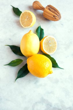 Kopya alanı rustik beyaz taş zemin üzerine taze organik limon