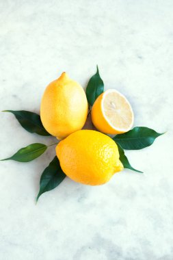 Kopya alanı rustik beyaz taş zemin üzerine taze organik limon