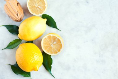 Kopya alanı rustik beyaz taş zemin üzerine taze organik limon