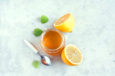 Limon ve bal ile kopya alanı - beyaz taş zemin üzerine alternatif tıp ve sağlıklı yaşam için sağlıklı organik ürünler