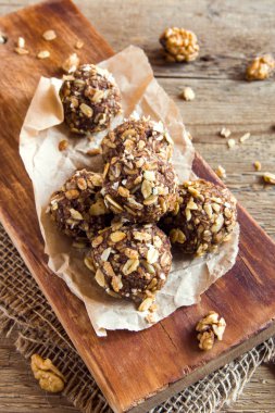 Fındık, kakao, muz ve bal - vegan vejetaryen çiğ Aperatif veya yemek ile sağlıklı organik enerji granola ısırıkları