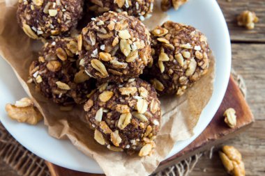 Fındık, kakao, muz ve bal - vegan vejetaryen çiğ Aperatif veya yemek ile sağlıklı organik enerji granola ısırıkları