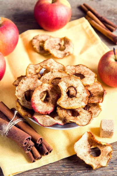 ボウル 健康ビーガン ベジタリアンで有機アップル シナモン チップ フルーツ スナックや料理のための成分 — ストック写真