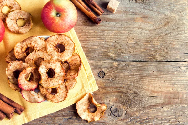 Organic Apple Cinnamon Chips Slices Rustic Wooden Background Copy Space — Stock Photo, Image