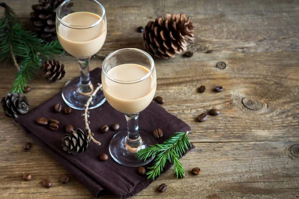 Ierse Room Koffielikeur Met Koffie Bonen Kerstdecoratie Kegels Rustieke Houten — Stockfoto