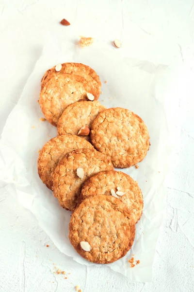 白いテーブル 健康的な自家製ビーガン ベジタリアンお菓子アーモンド ナッツを自家製のアーモンド クッキー — ストック写真