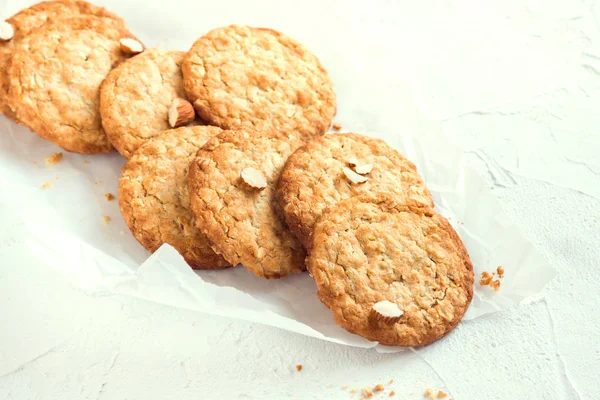 Biscoitos Caseiros Amêndoa Mesa Branca Com Espaço Cópia Massa Vegetariana — Fotografia de Stock