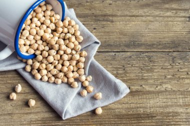 Kopya alanı, sağlıklı vegan vejetaryen gıda içerikler rustik ahşap zemin üzerine ham organik nohut