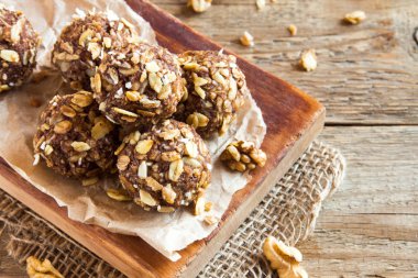 Fındık, kakao, muz ve kopya alanı - vegan vejetaryen çiğ Aperatif veya yemek ahşap zemin üzerine bal ile sağlıklı organik enerji granola ısırıkları