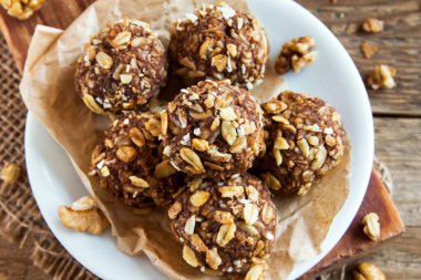 Fındık, kakao, muz ve bal - vegan vejetaryen çiğ Aperatif veya yemek ile sağlıklı organik enerji granola ısırıkları