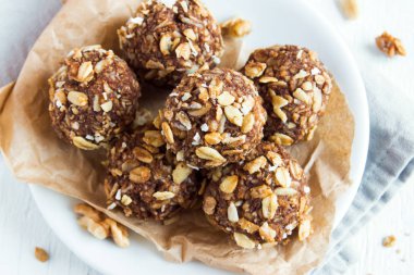 Fındık, kakao, muz ve bal - vegan vejetaryen çiğ Aperatif veya yemek ile sağlıklı organik enerji granola ısırıkları