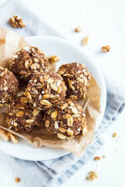 Fındık, kakao, muz ve bal - vegan vejetaryen çiğ Aperatif veya yemek ile sağlıklı organik enerji granola ısırıkları