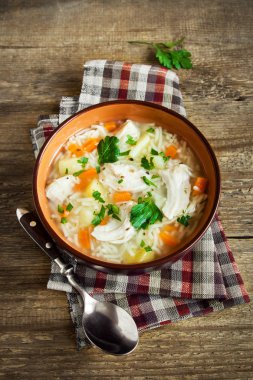 Erişte ve sebze rustik ahşap arka plan kopya alanı - ev yapımı sağlıklı yemek ile üzerinden bir kapta tavuk çorbası