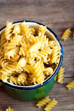 Çiğ çiğ İtalyan Düdük makarna rustik metal kupa - yemek için sağlıklı madde